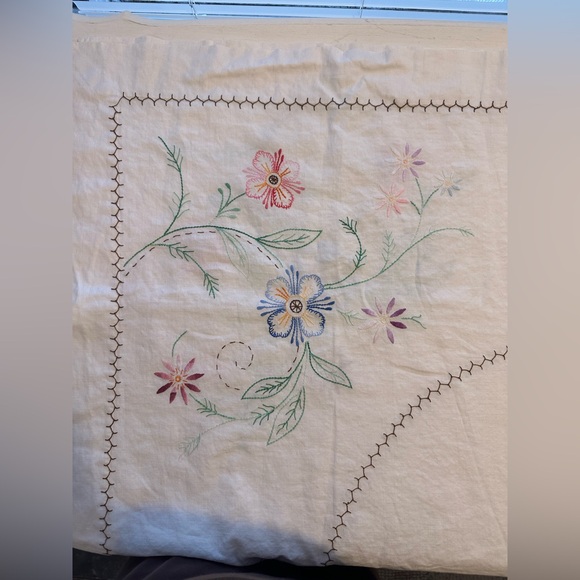 Vintage embroidered tablecloth - Picture 6 of 7